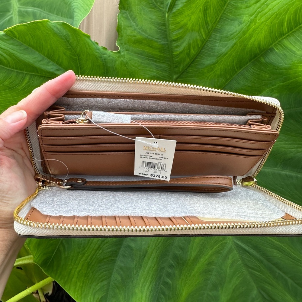 NWT Michael Kors Large Travel Wristlet - Picture 8 of 10